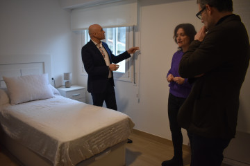 Roberto Barba, durante la visita a una de las casas de acogida de Cáritas Ourense