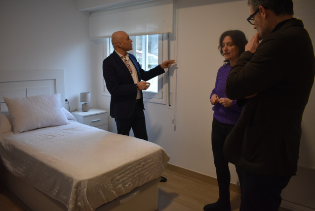 Roberto Barba, durante la visita a una de las casas de acogida de Cáritas Ourense