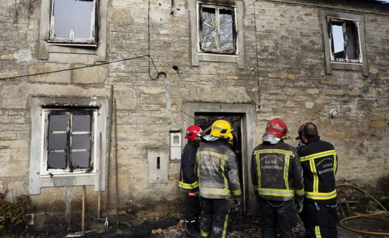 Un bombeiro resulta ferido mentres sufocaba un incendio en Monforte