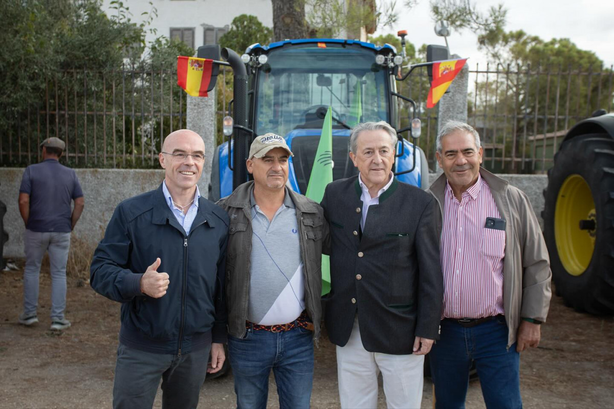 Eurodiputados de Vox en una manifestaciu00f3n de Unaspi en una foto del Facebook de Jorge Buxadu00e9