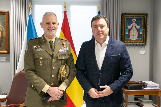 El presidente de la Diputación de A Coruña, Valentín González Formoso, y el  director general del Centro de Sistemas y Tecnologías de la Información y las Comunicaciones (CESTIC), el teniente general José María Millán Martínez