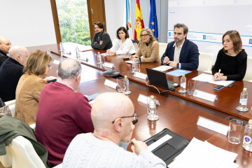 El conselleiro de Presidencia, Xustiza e Deportes, Diego Calvo, mantiene una reunión con el Foro cidadán polo ferrocarril.