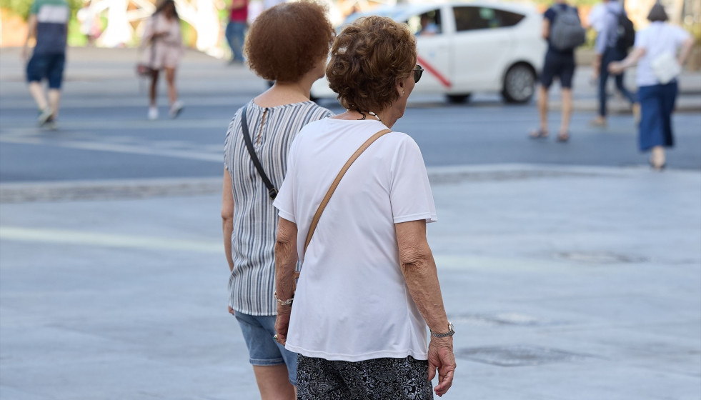 Archivo - (Foto de ARCHIVO) Dos señoras mayores caminan por una calle de Madrid, a 28 de agosto de 2024, en Madrid (España)