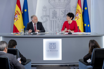 El ministro de Política Territorial y Memoria Democrática, Ángel Víctor Torres, y la ministra de Inclusión Seguridad Social y Migracioneas y portavoz del Gobierno, Elma Saiz, durante una rueda de