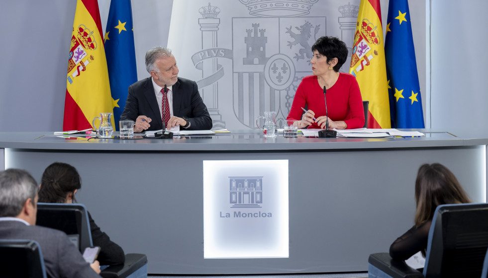 El ministro de Política Territorial y Memoria Democrática, Ángel Víctor Torres, y la ministra de Inclusión Seguridad Social y Migracioneas y portavoz del Gobierno, Elma Saiz, durante una rueda de