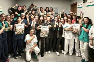 Profesionales de Quironsalud Pontevedra con sus Brazaletes de Esperanza