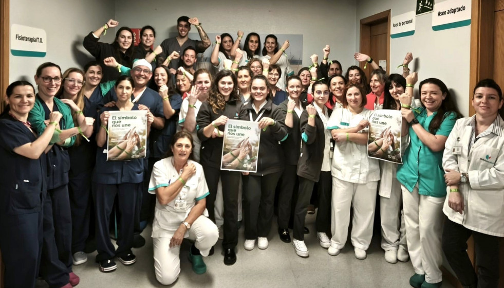Profesionales de Quironsalud Pontevedra con sus Brazaletes de Esperanza