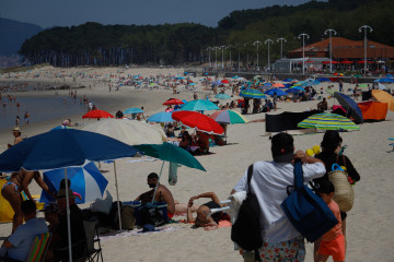 Archivo - Decenas de personas en la playa de Samil.