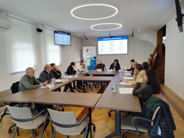 Reunión del secretario general de Asime, Enrique Mallón, y la directora xeral de Estratexia Industrial e Solo Empresarial de la Xunta, Margarita Ardao, con empresas del sector de construcción metálica, estructuras y cerramientos, a 4 de febrero de 2026.
