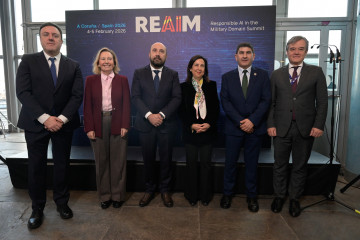 Archivo - La ministra de Defensa, Margarita Robles, junto a otras autoridades, durante el acto inaugural de la III cumbre mundial sobre Inteligencia Artificial responsable en el ámbito militar (REAIM