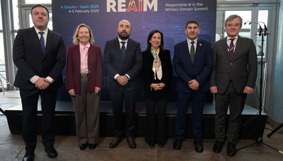 Archivo - La ministra de Defensa, Margarita Robles, junto a otras autoridades, durante el acto inaugural de la III cumbre mundial sobre Inteligencia Artificial responsable en el ámbito militar (REAIM