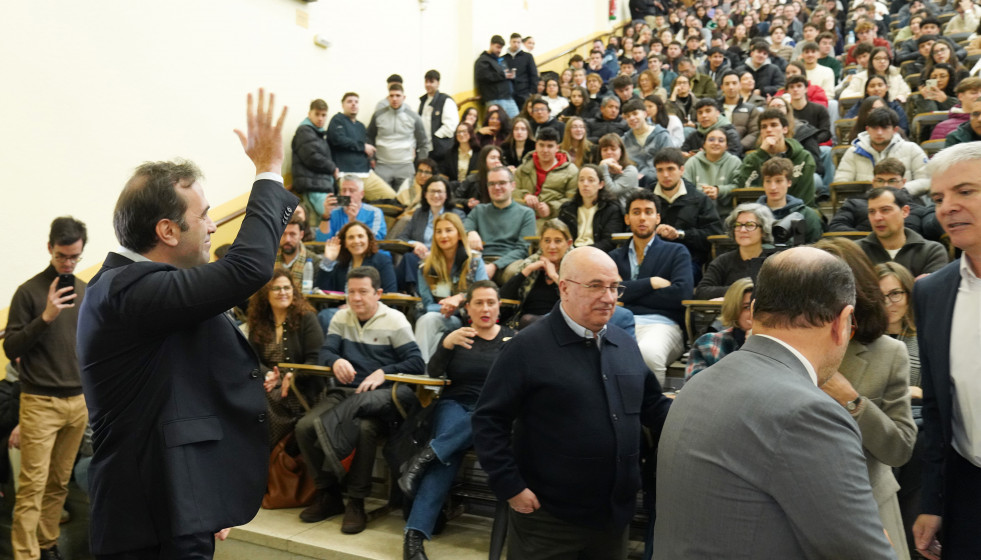 El ministro de Economía, Comercio y Empresa, Carlos Cuerpo (i), ofrece una conferencia dirigida a la comunidad universitaria, en la Facultad de Ciencias Económicas y Empresariales de la Universidad 
