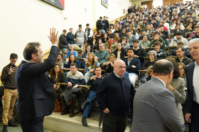 El ministro de Economía, Comercio y Empresa, Carlos Cuerpo (i), ofrece una conferencia dirigida a la comunidad universitaria, en la Facultad de Ciencias Económicas y Empresariales de la Universidad de Santiago de Compostela, a 4 de febrero de 2026, en San