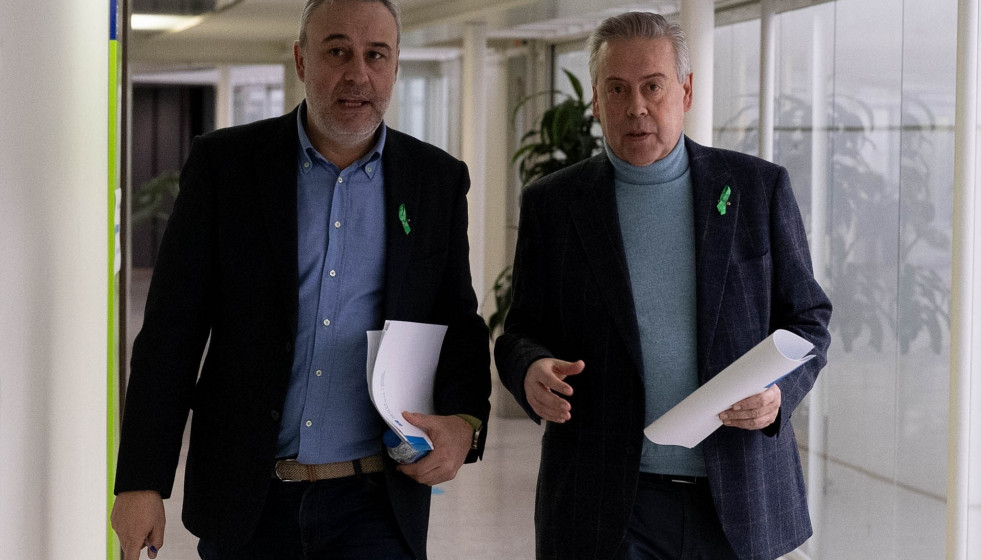 El gerente del Sergas, José Ramón Parada, y el conselleiro de Sanidade, Antonio Gómez Caamaño, antes de entrar en rueda de prensa. Santiago.