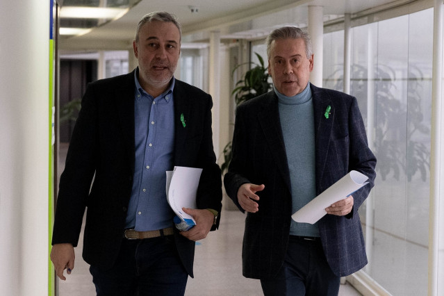 El gerente del Sergas, José Ramón Parada, y el conselleiro de Sanidade, Antonio Gómez Caamaño, antes de entrar en rueda de prensa. Santiago.