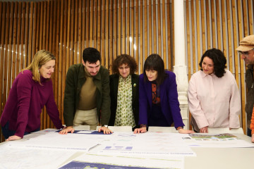 La portavoz nacional del BNG, Ana Pontón, se reúne con la alcaldesa de Santiago, Goretti Sanmartín, y ediles del ejecutivo local de la capital gallega.