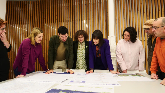 La portavoz nacional del BNG, Ana Pontón, se reúne con la alcaldesa de Santiago, Goretti Sanmartín, y ediles del ejecutivo local de la capital gallega.