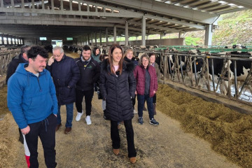 La conselleira do Medio Rural, María José Gómez, en una visita a la SAT Os Penedos, en el municipio de A Pastoriza
