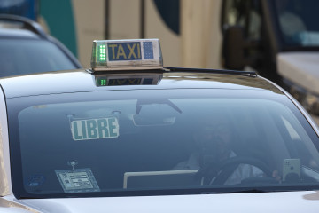 Archivo - Un taxi recorre Madrid, a 16 de septiembre de 2025, en Madrid (España). El sector del taxi madrileño se sumará desde el 15 hasta el 22 de septiembre a la semana de la movilidad ofreciendo