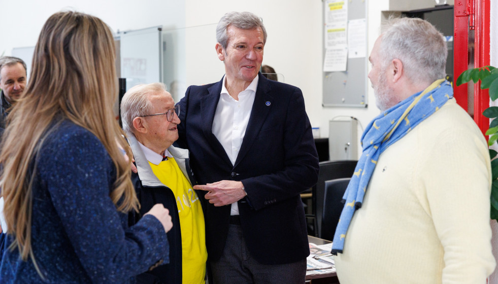 El presidente da Xunta de Galicia, Alfonso Rueda, acompañado pola conselleira de Política Social e Igualdade, Fabiola García, visita la residencia pública de mayores de Campolongo en Pontevedra