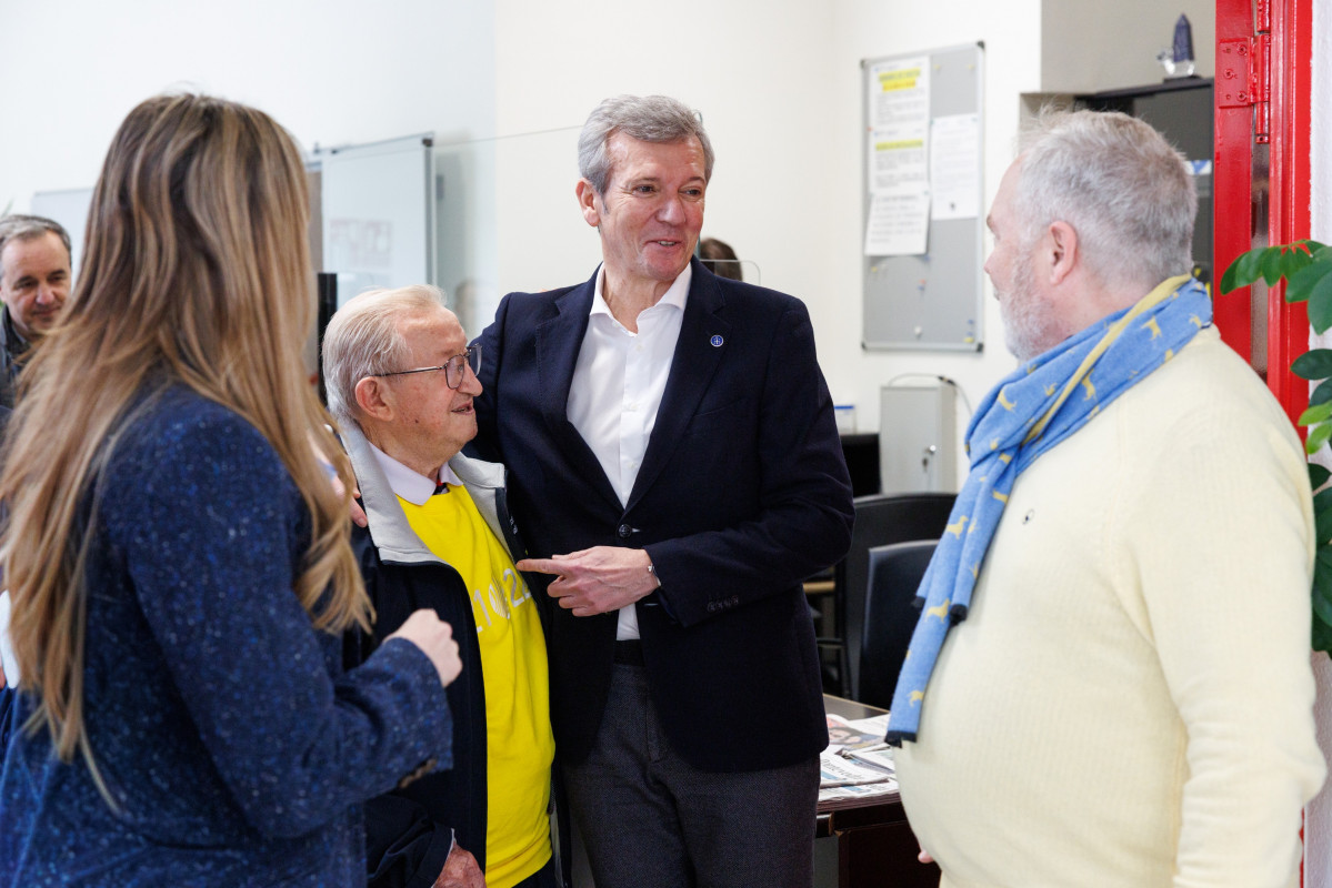 El presidente da Xunta de Galicia, Alfonso Rueda, acompañado pola conselleira de Política Social e Igualdade, Fabiola García, visita la residencia pública de mayores de Campolongo en Pontevedra