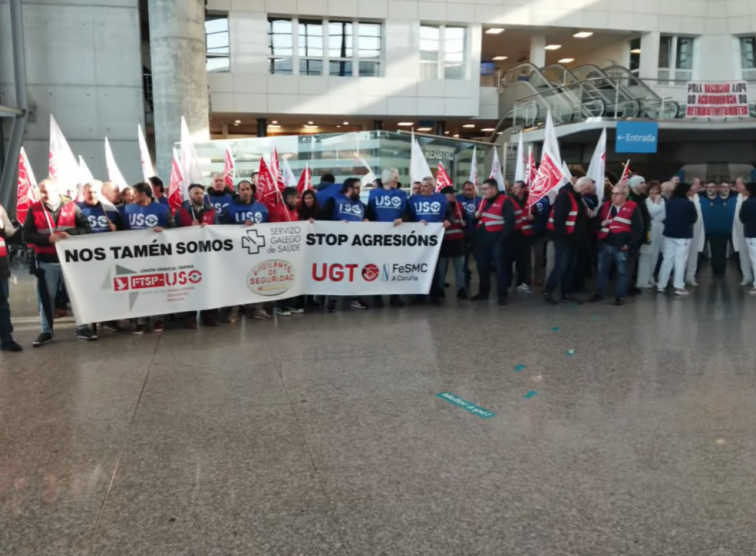 Los vigilantes de seguridad del SERGAS protestan en Ferrol antes del inicio de las negociaciones con la Xunta