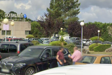 Coches en dobla fila en el aparcamiento del hospital de O Salnés en una imagen de Google Street View