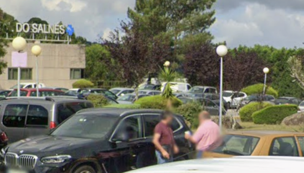 Coches en dobla fila en el aparcamiento del hospital de O Salnés en una imagen de Google Street View