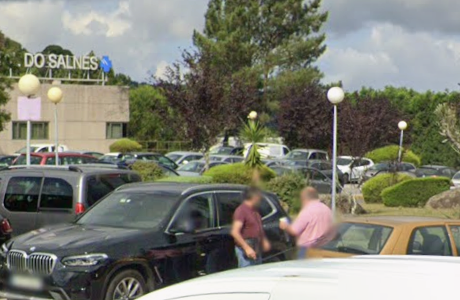 Coches en dobla fila en el aparcamiento del hospital de O Salnu00e9s en una imagen de Google Street View