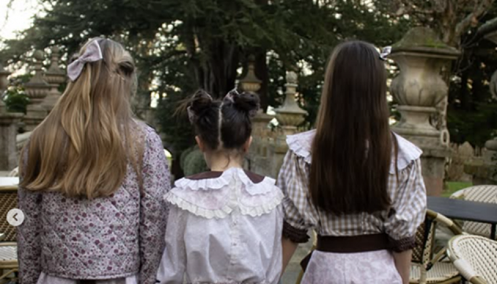 Colección de moda domingos de comida familiar en una imagen del Instagram de Pau Abraira