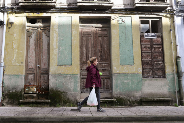 Archivo - Viviendas vacías y deshabitadas en los barrios lucenses de Feijoo y A Milagrosa, a 15 de noviembre de 2025, en Lugo, Galicia (España). El presidente de Cáritas Española, Manuel Bretón, ha señalado que, según el informe FOESSA, en España hay más