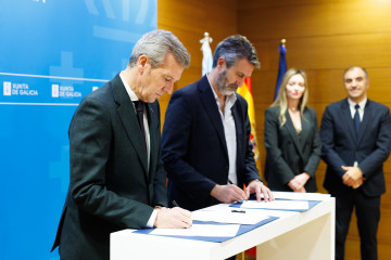 O presidente da Xunta de Galicia, Alfonso Rueda, participa na sinatura do novo acordo de financiamento do Servizo de Axuda no Fogar entre a Xunta e a Federación Galega de Municipios e Provincias (Feg