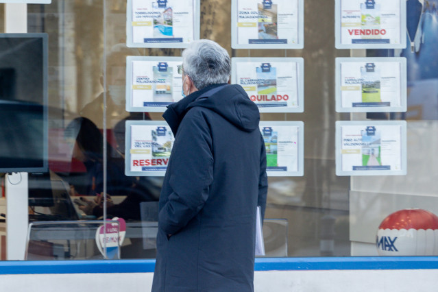 Una oficina de empresa inmobiliaria, a 19 de enero de 2026, en Madrid (España).  La compraventa de vivienda creció en noviembre del año pasado un 7,8% con respecto al mismo mes de 2024, según los datos de Transmisión de Derechos de la Propiedad publicados