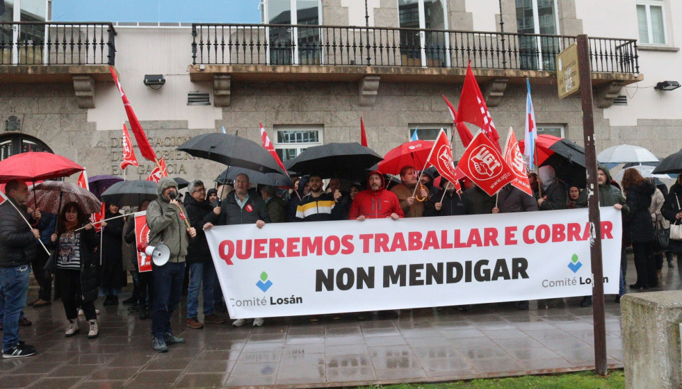 Concentración de personal de Industrias Losán ante la Delegación del Gobierno en Galicia