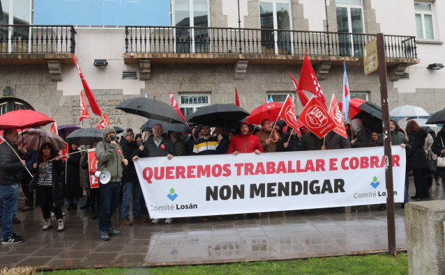 Concentración de personal de Industrias Losán ante la Delegación del Gobierno en Galicia