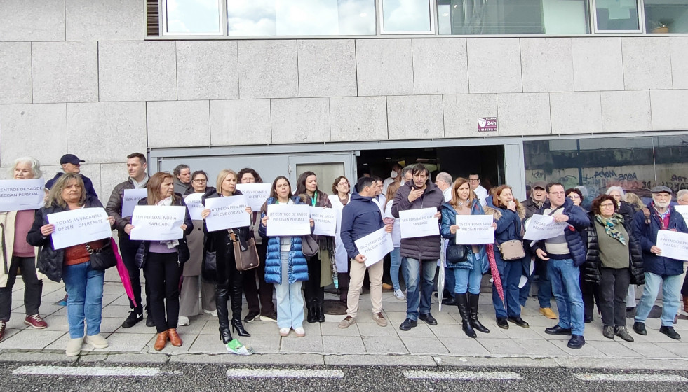 Concentración de personal de Atención Primaria ante el centro de salud de la calle Cuba, en Vigo.