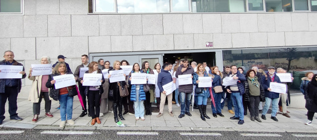 Concentración de personal de Atención Primaria ante el centro de salud de la calle Cuba, en Vigo.
