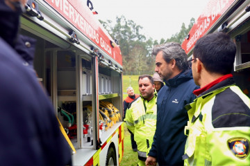 El conselleiro de Presidencia, Diego Calvo, participa en la entrega de varios vehículos a los GES.