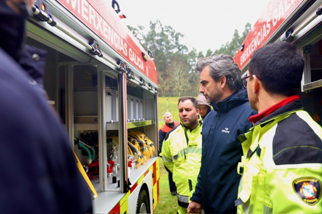 El conselleiro de Presidencia, Diego Calvo, participa en la entrega de varios vehículos a los GES.