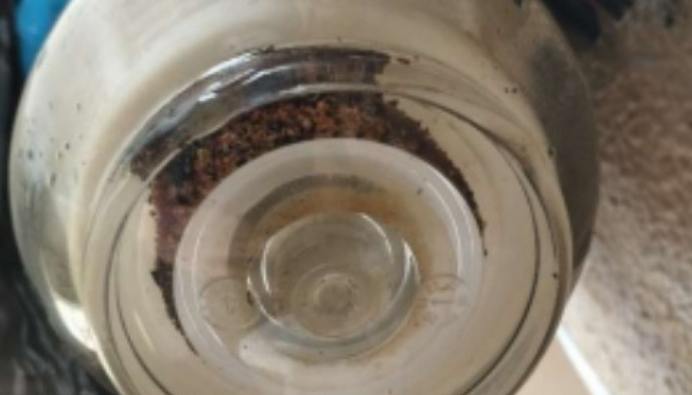 Filtro con residuos en el hogar del matrimonio hospitalizado