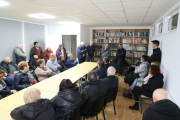 Reunión del alcalde de Carballo, Daniel Pérez, con vecinos de Razo