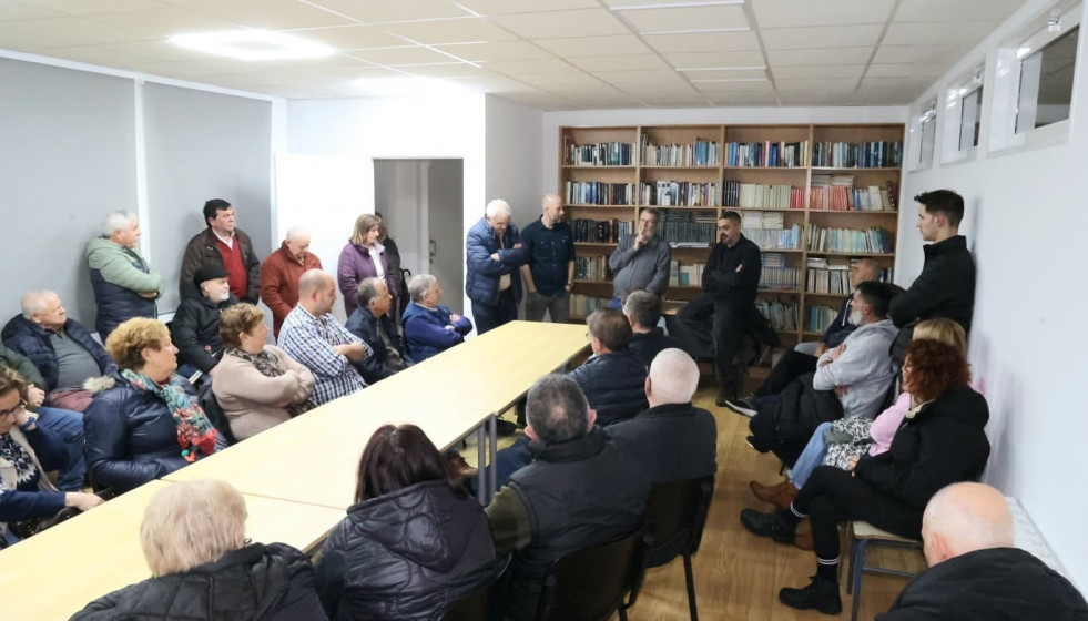 Reunión del alcalde de Carballo, Daniel Pérez, con vecinos de Razo