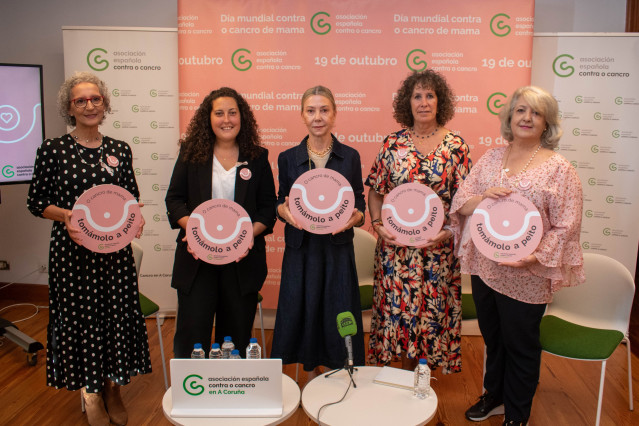 Archivo - Pacientes de cáncer de mama participan en la presentación de una campaña de la Asociación Española contra el Cáncer