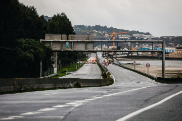 La PO-11 cortada por riesgo de desbordamiento de la ría.