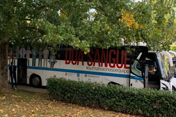 Archivo - Autobús de ADOS en un campus gallego