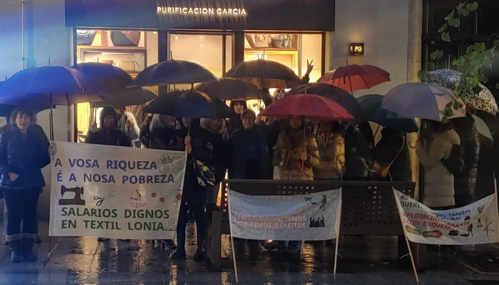 Trabajadores de Texil Lonia se concentran frente a una tienda de Purificación García en Ourense