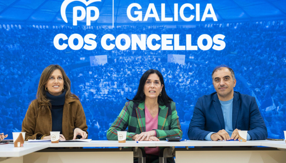 Archivo - La secretaria general del PPdeG, Paula Prado, junto a la directora xeral de Administración Local, Natalia Prieto, y el alcalde de Poio y vicepresidente de la Fegamp, Ángel Moldes.