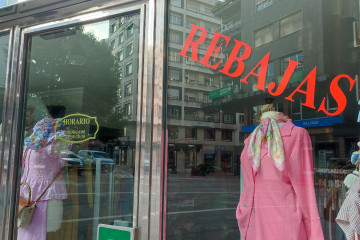 Archivo - Una tienda de ropa con el cartel de rebajas