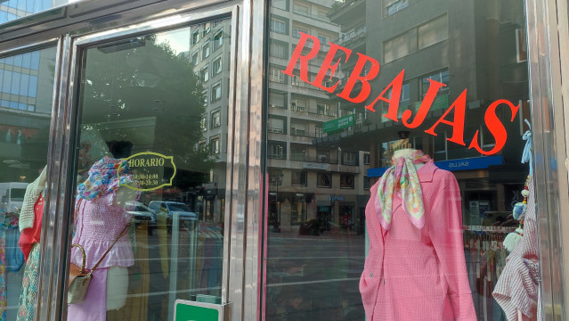 Archivo - Una tienda de ropa con el cartel de rebajas