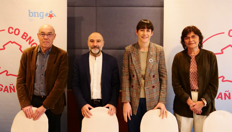El portavoz del grupo municipal del BNG en el Ayuntamiento de A Coruña, Francisco Jorquera; el diputado Néstor Rego; la portavoz nacional del BNG, Ana Pontón; y la senadora Carme da Silva, en un ac